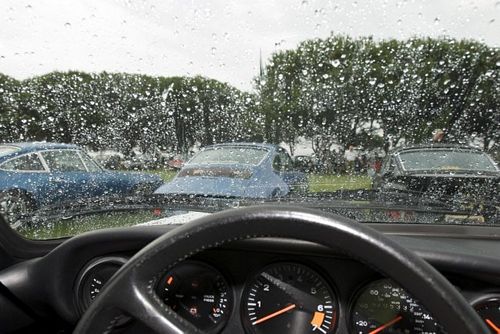 kinh nghiệm lái xe ô tô dưới trời mưa