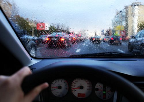 lái xe ô tô dưới trời mưa và những điều bạn nên biết