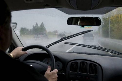 những lưu ý khi lái xe ô tô dưới trời mưa
